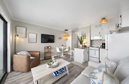 Galveston Condominio | Shared pools and picnic BBQ grill area