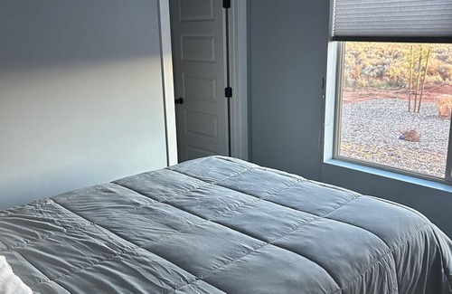 Kanab Cama Y Desayuno | Shared space with owners. 2 bedroom and bath, swim spa, golf green,great views.