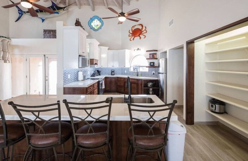 Las Conchas Casa | Shark House - 8 BR Beachfront