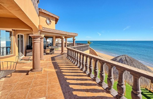 Las Conchas Casa | Shark House - 8 BR Beachfront
