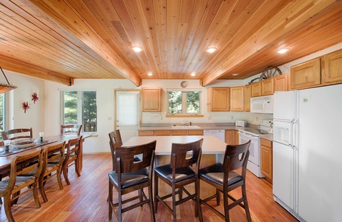 McCall Casa | Sharlies Nest - Second Tier Lake Home - Neighborhood Private Shoreline Access
