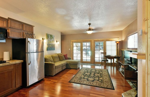 Mount Shasta Chalet De Esquí | Shasta Cottage, A romantic get-away in Mt. Shasta.