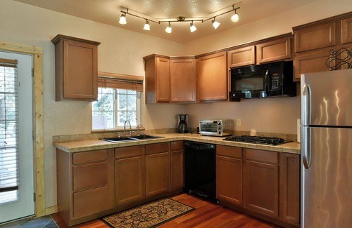 Mount Shasta Chalet De Esquí | Shasta Cottage, A romantic get-away in Mt. Shasta.