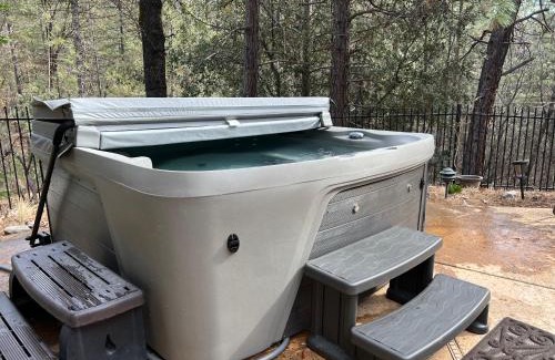 Lakehead Casa | Shasta Lake Luxury Log Cabin: Hot tub & Pool