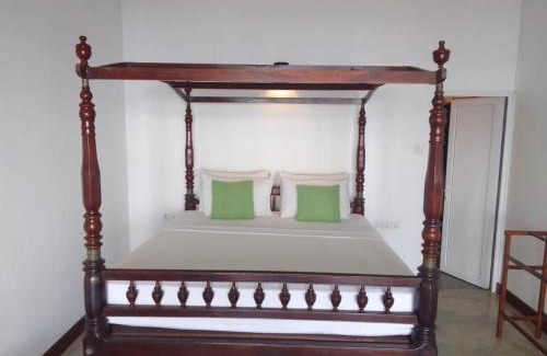 Kathaluwa Hotel | Shavara Beach