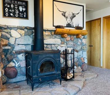 Dogwood Mountain Casa | Shaver Lake, 4 BDR HOT TUB Misty Mountain Retreat