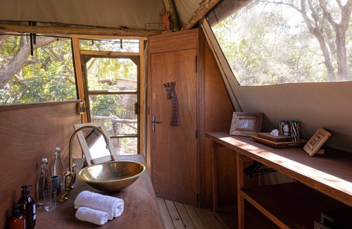 South Luangwa National Park Cabina | Shawa Luangwa Camp