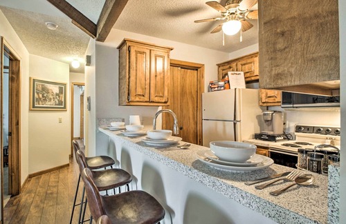 Shawnee Condominio | Shawnee Condo < 10 Mi to Downtown Kansas City!