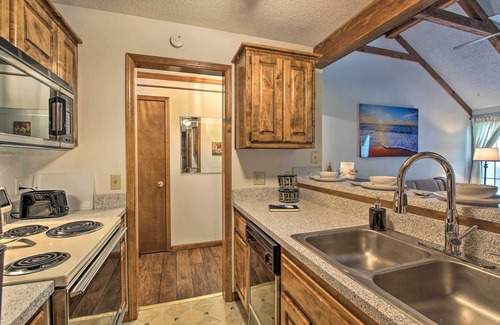 Shawnee Condominio | Shawnee Condo < 10 Mi to Downtown Kansas City!