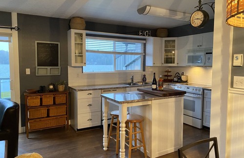 Shawnigan Lake Condominio | Shawnigan Lake - Beach Front Oasis