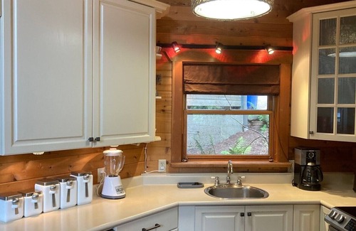 Shawnigan Lake Cabaña | Shawnigan Lake Waterfront Cottage