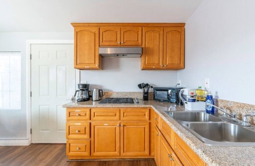 Covina Apartamento | Cozy Traveler’s Pad Pet-friendly: King Bed, Kitchenette, Laundry, Parking, and Designated Parking