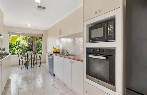 Korora Apartamento | Shearwater is a spacious 3-bedroom townhouse located just an easy 280m stroll from the beach
