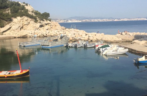 Calanque de Morgiou Casa | Arrojar los pies en el agua vista al mar cala de niolon