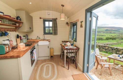 Chop Gate Cabaña | SHEEP COTE SHEPHERDS HUT, romantic, with a garden in Stokesley