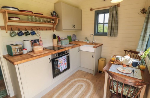 Chop Gate Cabaña | SHEEP COTE SHEPHERDS HUT, romantic, with a garden in Stokesley