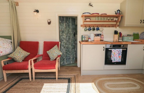 Chop Gate Cabaña | SHEEP COTE SHEPHERDS HUT, romantic, with a garden in Stokesley