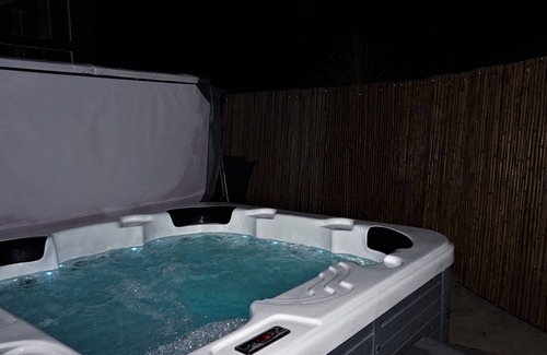 Llanfyllin Cabaña | Sheep Dip Cottage - 5* Cyfie Farm, with hot tub and log burner