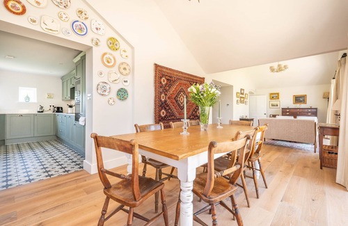 Byworth Cabaña | Sheepdown by inspirestays.com - a cottage that sleeps 8 guests in 4 bedrooms