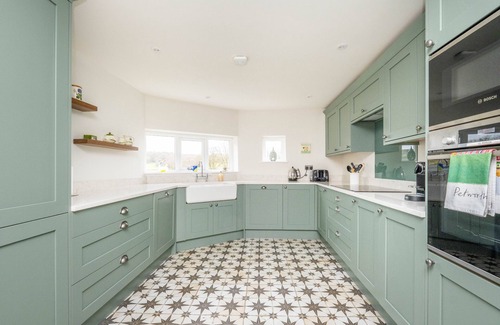 Byworth Cabaña | Sheepdown by inspirestays.com - a cottage that sleeps 8 guests in 4 bedrooms
