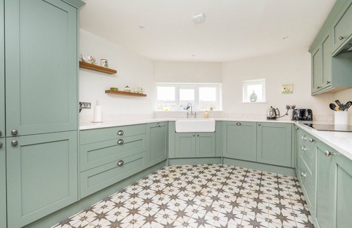 Byworth Cabaña | Sheepdown by inspirestays.com - a cottage that sleeps 8 guests in 4 bedrooms