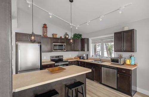 South Burlington Casa | Shelburne Bay Retreat~Lakefront~Private Beach~Fireplace
