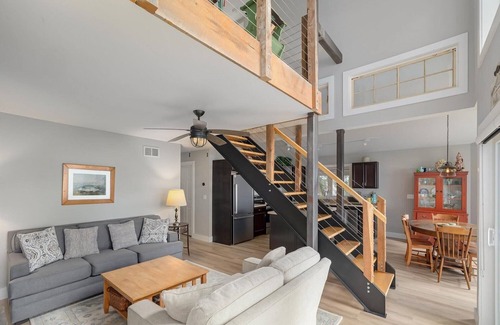 South Burlington Casa | Shelburne Bay Retreat~Lakefront~Private Beach~Fireplace