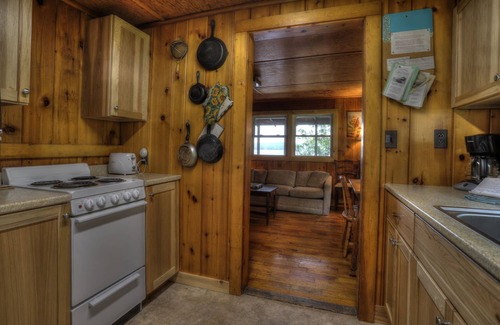 Rangeley Plantation Casa | Esta pequeña casa de campo es perfecta para una pareja o una familia pequeña que buscan retroceder en el tiempo y relajarse.