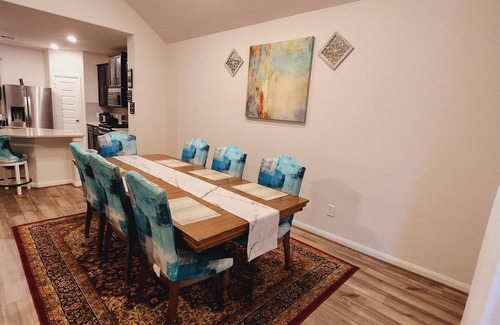 Missouri City Casa | Shella Entire Modern Home near movies, shopping and fun activities.