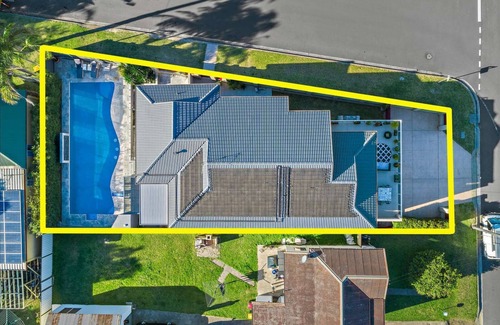 Shellharbour Casa | Shellharbour - 4 bedroom house with large pool, walk to beach & Village Cafes