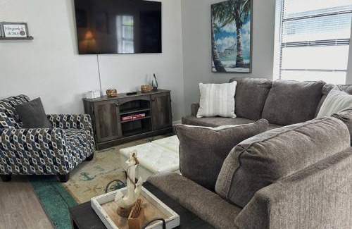 Forest Hills Casa | Shells of Paradise a Cozy, Pet-Friendly Tampa Home with Heated & Screened Pool 4 miles to Adventure Island and Busch Garden