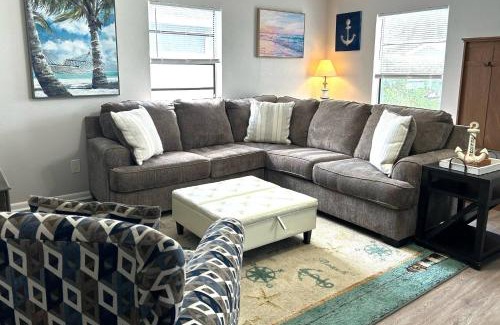 Forest Hills Casa | Shells of Paradise a Cozy, Pet-Friendly Tampa Home with Heated & Screened Pool 4 miles to Adventure Island and Busch Garden