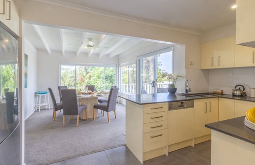 Fingal Bay Casa | Shells on the Shore 1, 9 Lentara St - Air Con, Wi-Fi, Linen, Boat Parking