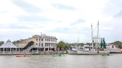Mount Pleasant Hotel | Shem Creek Inn