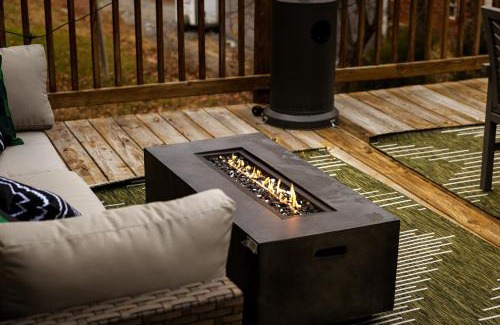 Shenandoah Casa | Shenandoah dog friendly cabin with river access, hot tub, fire pit, BBQ, outdoor dining