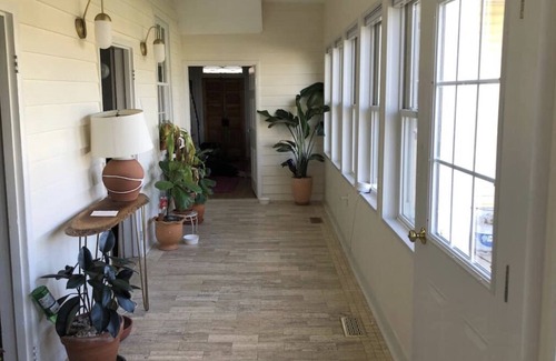 Edinburg Otro | Shenandoah Farmhouse on the River with Sweeping Mountain Views. Pet Friendly.