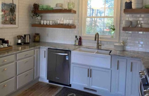 Edinburg Otro | Shenandoah Farmhouse on the River with Sweeping Mountain Views. Pet Friendly.