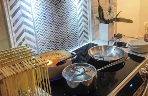 Edinburg Otro | Shenandoah Farmhouse on the River with Sweeping Mountain Views. Pet Friendly.
