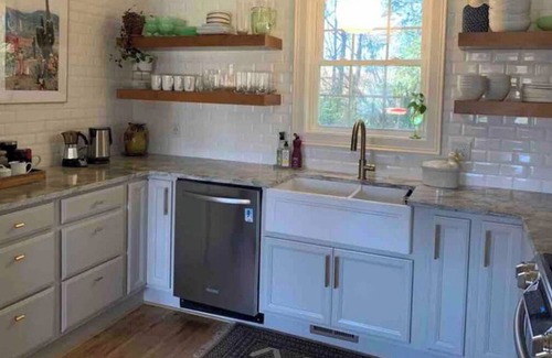 Edinburg Otro | Shenandoah Farmhouse on the River with Sweeping Mountain Views. Pet Friendly.