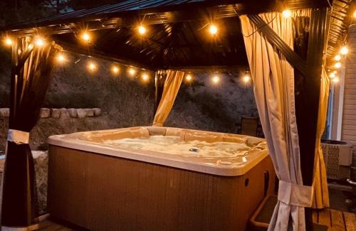 Massanutten Casa | Shenandoah Paradice - 6 Person Hottub, Mountain View, EV Station, Arcade, Modern Minimalist Design, Walk to Ski