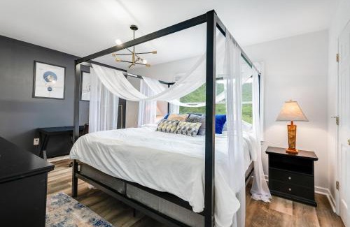 Massanutten Casa | Shenandoah Paradice - 6 Person Hottub, Mountain View, EV Station, Arcade, Modern Minimalist Design, Walk to Ski