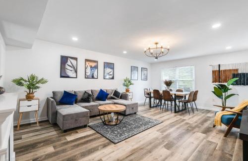 Massanutten Casa | Shenandoah Paradice - 6 Person Hottub, Mountain View, EV Station, Arcade, Modern Minimalist Design, Walk to Ski