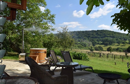 Stroud Cabina | Shephards Hut with Hot Tub in the Cotswolds