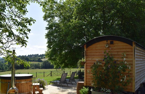 Stroud Cabina | Shephards Hut with Hot Tub in the Cotswolds