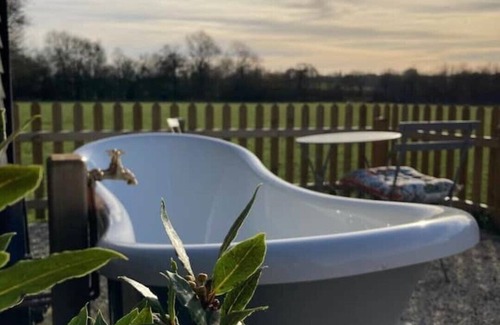 Langport Cabina | Shepherd Hut in Private Meadow With Outdoor Bath