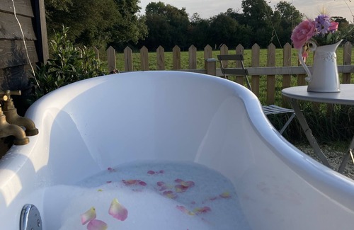 Langport Cabina | Shepherd Hut in Private Meadow With Outdoor Bath