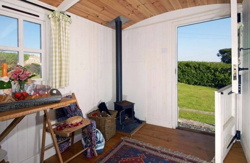 Southerndown Cabaña | SHEPHERD'S HUT, pet friendly, with open fire in St Brides Major