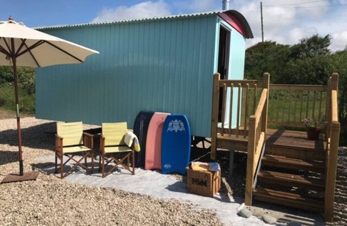 Southerndown Cabaña | SHEPHERD'S HUT, pet friendly, with open fire in St Brides Major