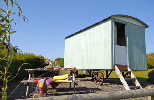 Southerndown Cabaña | SHEPHERD'S HUT, pet friendly, with open fire in St Brides Major