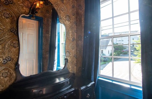 Mystic Apartamento | "Shepherdess": Mystic Blue Salon With River View